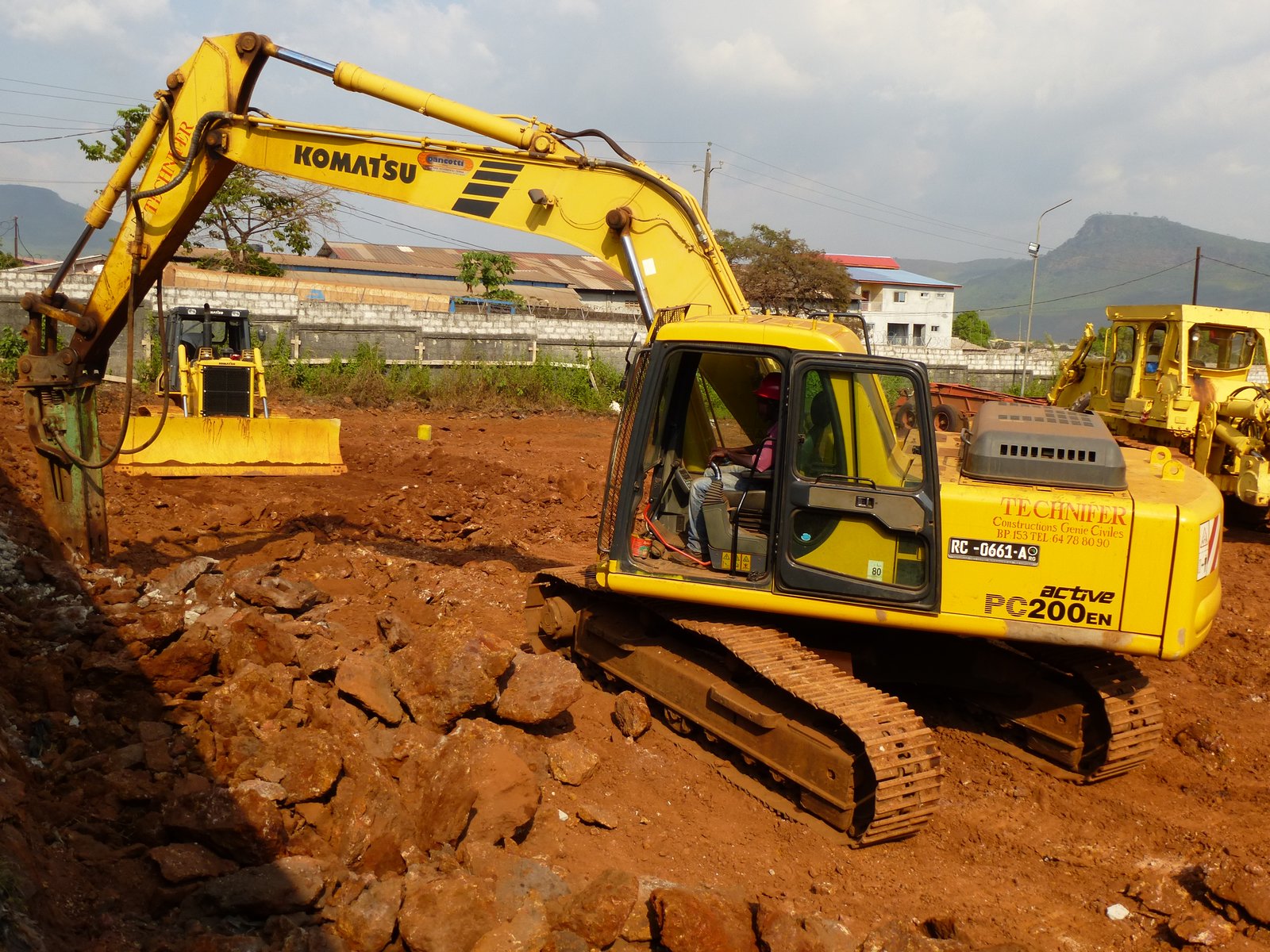 Travaux de décaissement pour construction d'un hangar à Maneah